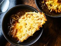 Photo de la Recette: Soupe à l’Oignon à la Bière et aux Fromages Québécois