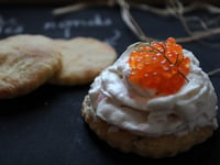 Photo de la Recette: Petits Sablés Ronds et Bons Maison de Michel et Augustin, Garnis au Saumon