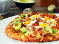 Photo de la Recette: Pizza Déjeuner aux Oeufs de Caille, Avocat et Bacon