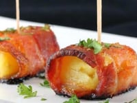 Photo de la Recette: BOUCHÉES D'ANANAS ENROBÉES DE BACON ET GLACÉES À LA SAUCE PIQUANTE