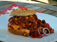 Photo de la Recette: Burger au Chili Con Carne, Tomates, Cheddar, Piment Doux et Oignons Rouges