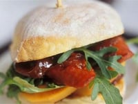 Photo de la Recette: Burger aux Patates Douces avec Roquette, Chorizo et Chutney