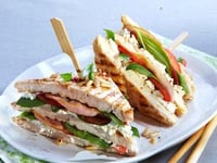 Photo de la Recette: Club-sandwichs de Poulet au Bacon et Basilic