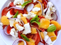 Photo de la Recette: L’été dans mon Assiette Salade de Pêches Tomates & Mozzarella