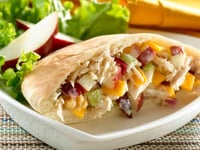 Photo de la Recette: Pitas au Thon, aux Pommes et au Cheddar