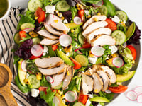 Photo de la Recette: Salade Cobb au Poulet Grillé à Saveur Estivale