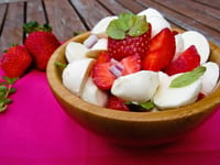 Photo de la Recette: Salade de Bocconcini, Fraises et Menthe