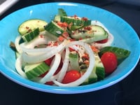 Photo de la Recette: Salade Rafraîchissante au Concombre, Tomate et Oignon