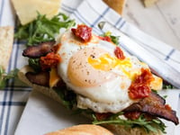 Photo de la Recette: Sandwich Déjeuner Oeuf Bacon et Roquette sur Pain Ciabatta