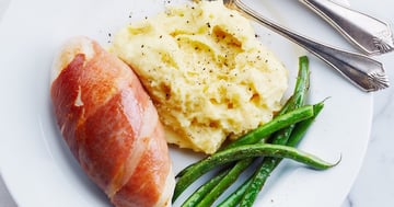 POITRINE DE POULET ENROBÉE DE PROSCIUTTO, PURÉE AU BRIE ET HARICOTS VERTS